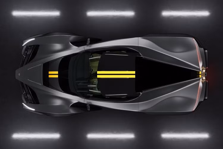 Đối với một siêu xe tốc độ, Chaos có kích thước khá lớn với chiều dài 5.053 mm, rộng 2.068 mm, cao 1.121 mm, và trục cơ sở 2.854 mm. Phiên bản Earth Version có trọng lượng 1.388 kg, trong khi bản Zero Gravity sẽ nhẹ hơn với trọng lượng 1.272 kg, nhờ sử dụng nhiều chất liệu nhẹ, và quá trình thiết kế và sản xuất in 3D tân tiến.