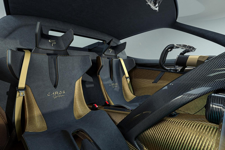 Phiên bản cao cấp “Zero Gravity” sẽ mạnh mẽ hơn nữa với công suất 3.065 mã lực và 1.984 Nm mô-men xoắn cực đại. Vạch đỏ cũng được tăng lên thành “11.800-12.200 vòng/phút”. Theo công ty, phiên bản Chaos cao cấp này có khả năng gia tốc nhanh hơn cả xe đua F1 hoặc bất kỳ phương tiện 2 bánh hoặc 4 bánh nào khác từng được sản xuất.