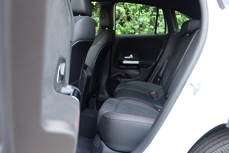 Mercedes-Benz GLA thế hệ mới mang thiết kế nhiều đường nét bo trò hơn thế hệ cũ. Ở phiên bản cao cấp GLA 200 AMG Dynamic, xe sở hữu gói trang trí ngoại thất AMG Line với cản trước và sau thể thao. “Dàn chân” lắp bộ mâm AMG 19 inch.