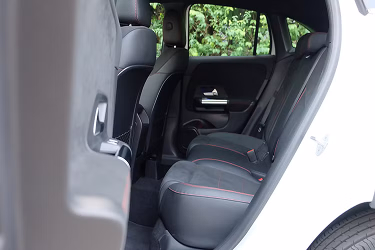 Mercedes-Benz GLA thế hệ mới mang thiết kế nhiều đường nét bo trò hơn thế hệ cũ. Ở phiên bản cao cấp GLA 200 AMG Dynamic, xe sở hữu gói trang trí ngoại thất AMG Line với cản trước và sau thể thao. “Dàn chân” lắp bộ mâm AMG 19 inch.