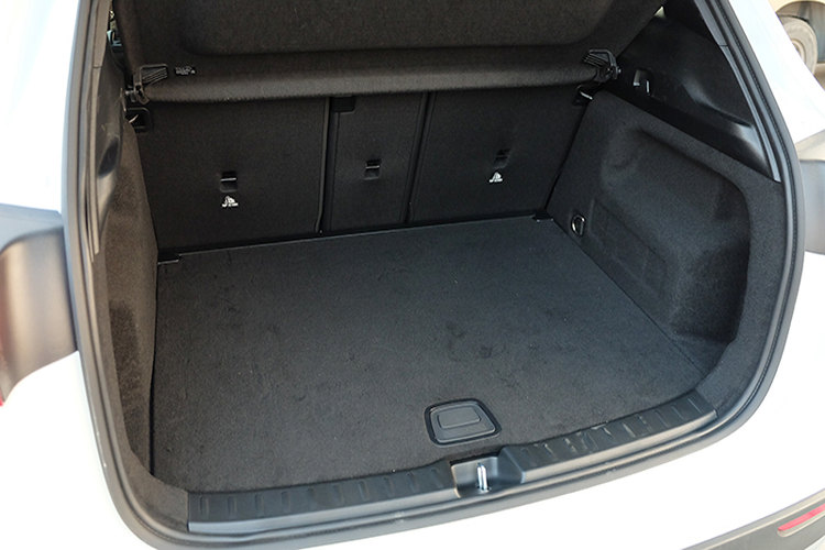 Ở thế hệ cũ, GLA (nhập khẩu) được phân phối tại Việt Nam với nhiều phiên bản đa dạng như A200, A250 4Matic và phiên bản hiệu năng cao A45 AMG với giá bán từ 1,6 – 2,39 tỷ đồng.