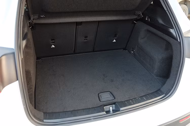 Ở thế hệ cũ, GLA (nhập khẩu) được phân phối tại Việt Nam với nhiều phiên bản đa dạng như A200, A250 4Matic và phiên bản hiệu năng cao A45 AMG với giá bán từ 1,6 – 2,39 tỷ đồng.