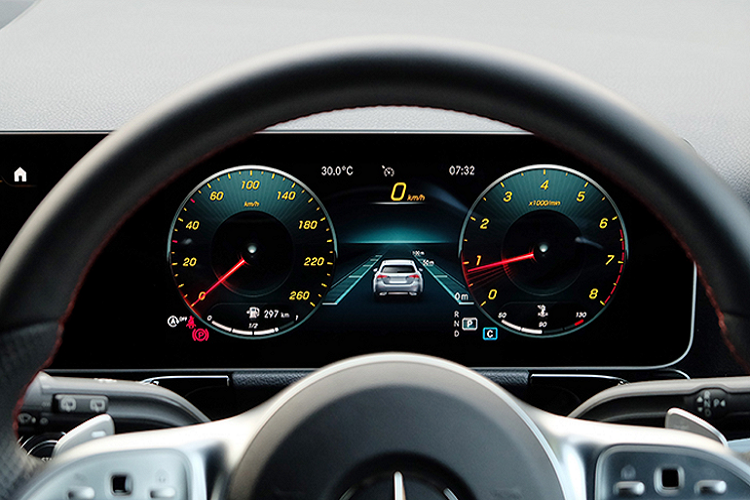 Nội thất vô lăng thiết kế thể thao có lẫy chuyển số, thảm sàn AMG. Ghế bọc da ARTICO màu đen, ghế lái chỉnh điện có nhớ vị trí ghế.