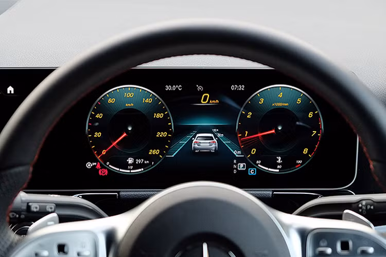 Nội thất vô lăng thiết kế thể thao có lẫy chuyển số, thảm sàn AMG. Ghế bọc da ARTICO màu đen, ghế lái chỉnh điện có nhớ vị trí ghế.