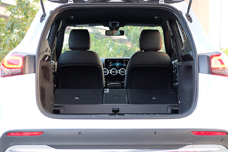 Trang bị hai màn hình có kích thước 10,25 inch gồm hỗ trợ lái và màn hình thông tin giải trí, hỗ trợ MBUX điều khiển giọng nói, hỗ trợ Apple CarPlay và Android Auto. Đèn LED trang trí nội thất 64 màu và hơn thế nữa. Ngoài ra, xe có app kết nối cho phép người lái khởi động động cơ và điều hoà từ xa.