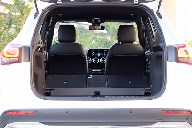 Trang bị hai màn hình có kích thước 10,25 inch gồm hỗ trợ lái và màn hình thông tin giải trí, hỗ trợ MBUX điều khiển giọng nói, hỗ trợ Apple CarPlay và Android Auto. Đèn LED trang trí nội thất 64 màu và hơn thế nữa. Ngoài ra, xe có app kết nối cho phép người lái khởi động động cơ và điều hoà từ xa.