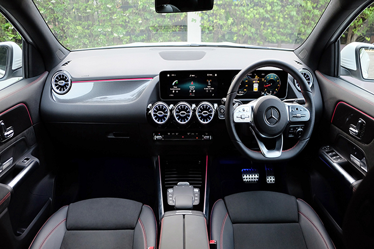 So với thế hệ cũ, GLA thế hệ mới tăng chiều rộng khoảng 30mm và chiều cao 10 mm. Bên cạnh chiều dài cơ sở tăng thêm 30mm, đạt 2.729mm. Nhờ đó, nội thất GLA mới thoải mái hơn với khoảng để chân cho hàng ghế phía sau tăng thêm 116mm.