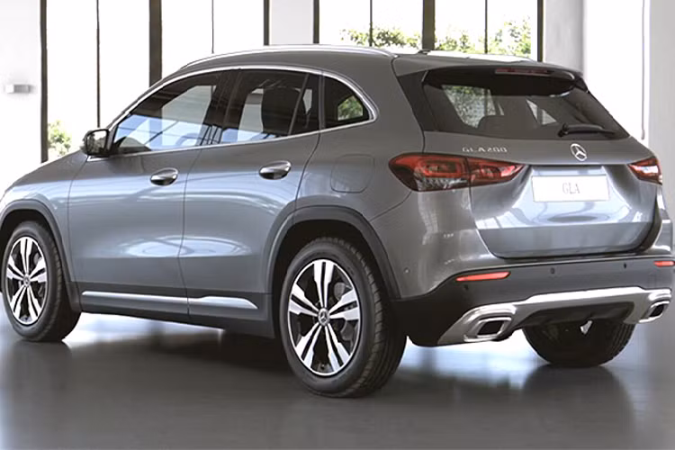 Tệp khách hàng mua dòng GLA đa số là những khách hàng trẻ, bao gồm những chị em phụ nữ sành điệu cần một dòng xe hạng sang gầm cao, mang kích thước nhỏ gọn chủ yếu để đi phố.