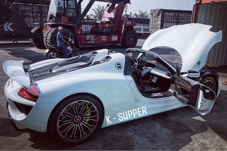 Porsche 918 Spyder đầu tiên về Việt Nam được khui công tại Đà Nẵng.