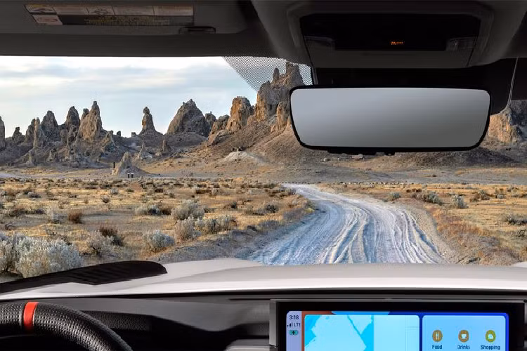 Chưa hết, nếu nhìn kỹ thêm một chút, bạn sẽ thấy rằng đối thủ của Ford F-150 sẽ có hệ thống thông tin giải trí màn hình rộng dạng nổi, vô lăng bọc da đục lỗ với đường sọc màu đỏ ở điểm 12 giờ, bảng điều khiển mới và gương chiếu hậu kết nối với HomeLink