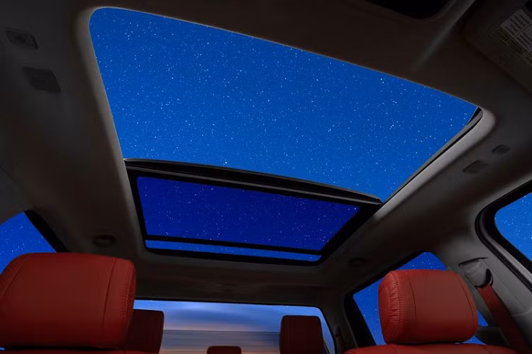 Đoạn video quảng cáo cũng tiết lộ trần xe của Tundra mới được thiết kế để tối đa hóa khoảng không cho hành khách ngồi phía sau, dường như trên miếng ốp trần còn gắn cả loa và micrô.