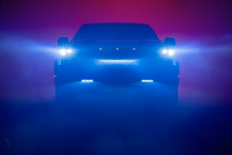 Để tăng thêm sự tò mò của mọi người, Toyota đã tung ra một đoạn video "nhá hàng" về nội thất cải tiến của mẫu xe bán tải Toyota Tundra 2022. Theo đó, chiếc bán tải cỡ lớn sẽ có cửa sổ trời trượt toàn cảnh, cửa sổ phía sau trượt xuống linh hoạt, ghế ngồi bọc da hoặc SofTex màu đỏ.