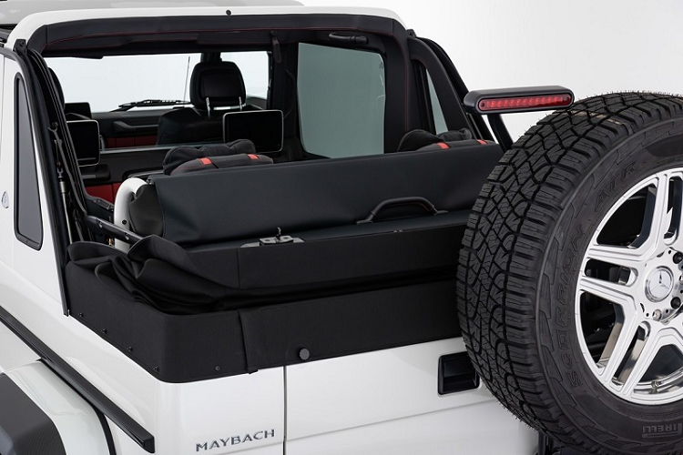 Khi nhắc đến Brabus, nhiều người mong đợi rằng G650 Landaulet sẽ trải qua màn lột xác ấn tượng với những dấu hiệu thiết kế đặc trưng, tương tự như những chiếc Mercedes-AMG G63 trước đó. Thế nhưng đáng ngạc nhiên là Brabus lại không hề thực hiện bất cứ thay đổi nào này và vừa rao bán giá xe Mercedes-Maybach G650 Landaulet tới 821.100 Euro (khoảng 21,1 tỷ đồng).