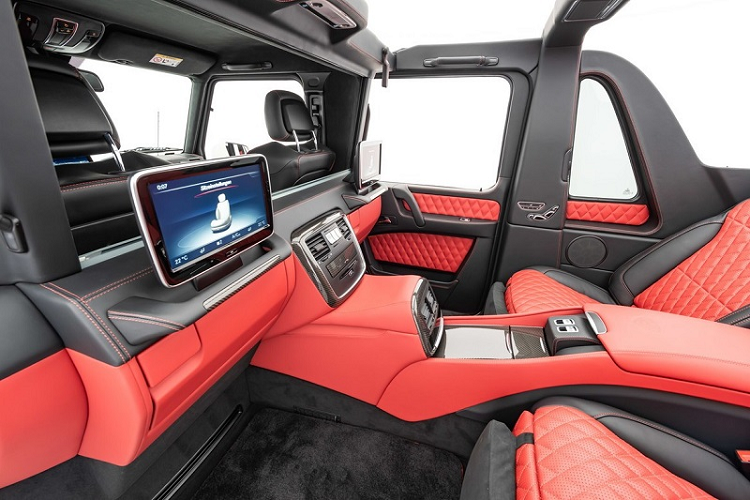 Mercedes-Maybach G650 Landaulet được định hướng là một mẫu SUV sang trọng và đẳng cấp. Chính vì vậy, mẫu xe này được trang bị hàng ghế sau theo chuẩn thương gia với đầy đủ các tính năng từ massage/sưởi/làm mát, khoảng để chân rộng rãi, có thêm bệ bước chân bên ngoài điều khiển bằng điện, màn hình giải trí kép 10 inch và một vách ngăn riêng tư với hàng ghế trước.