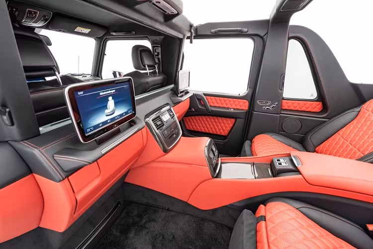 Mercedes-Maybach G650 Landaulet được định hướng là một mẫu SUV sang trọng và đẳng cấp. Chính vì vậy, mẫu xe này được trang bị hàng ghế sau theo chuẩn thương gia với đầy đủ các tính năng từ massage/sưởi/làm mát, khoảng để chân rộng rãi, có thêm bệ bước chân bên ngoài điều khiển bằng điện, màn hình giải trí kép 10 inch và một vách ngăn riêng tư với hàng ghế trước.