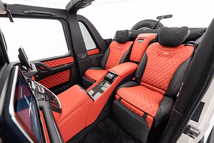 Điều này có nghĩa là chiếc Mercedes-Maybach G650 Landaulet này không có gì khác biệt về thiết kế so với nguyên bản. Xe có chiều dài tổng thể 5.350mm, trục cơ sở 3.430mm, khoảng sáng gầm 500mm và chiều cao 2.200mm. Đáng chú ý là phần mui xe ở khu vực hành khách phía sau được làm bằng vải và có khả năng đóng/mở thông qua một nút bấm.