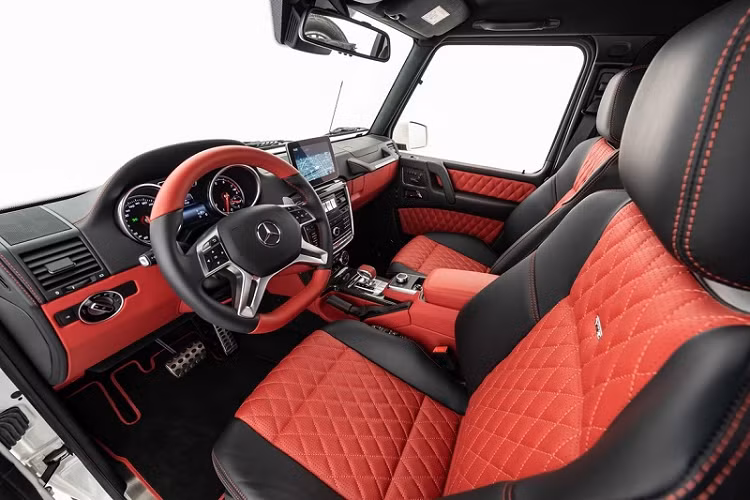 Về sức mạnh, Mercedes-Maybach G650 Landaulet được trang bị động cơ tăng áp kép V12 6.0L cho ra công suất tối đa 630 mã lực và momen xoắn cực đại 1.000 Nm. Nhờ đó, xe có thể tăng tốc từ 0 - 100 km/h chỉ trong 6 giây, trước khi đạt vận tốc tối đa là 180 km/h.