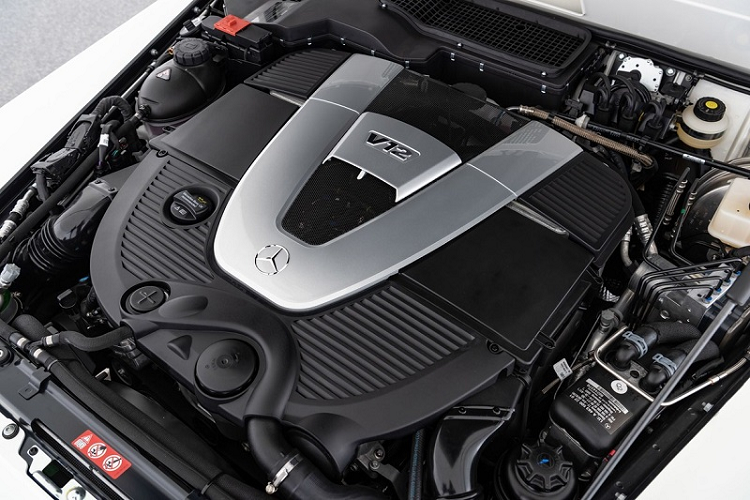 Chiếc Mercedes-Maybach G650 Landaulet này có lớp sơn ngoại thất màu trắng, khoang nội thất bọc da hai tông màu đỏ/đen và hiện đang được rao bán trên website chính thức của Brabus. Theo mô tả, chiếc xe này đã lăn bánh 441 dặm (~ 710 km).