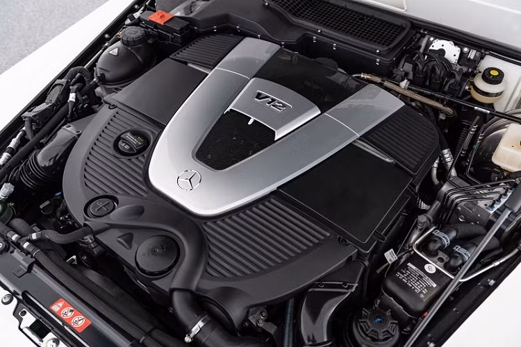 Chiếc Mercedes-Maybach G650 Landaulet này có lớp sơn ngoại thất màu trắng, khoang nội thất bọc da hai tông màu đỏ/đen và hiện đang được rao bán trên website chính thức của Brabus. Theo mô tả, chiếc xe này đã lăn bánh 441 dặm (~ 710 km).