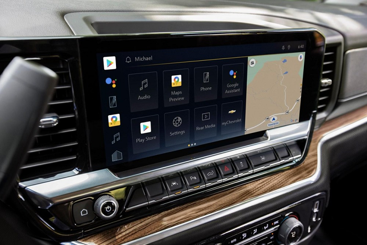 Những thay đổi còn lại của Chevrolet Silverado 1500 2022 là 3 màu sơn ngoại thất mới, bao gồm xám Dark Ash, vàng cát Sand Dune và xanh dương Glacier Blue Metallic. Trong khi đó, những tính năng quen thuộc của xe như cửa thùng sau Multi-Flex mở 6 vị trí vẫn được giữ lại. Một trong những điểm yếu của Chevrolet Silverado 1500 chính là nội thất nhiều nhựa và tạo cảm giác rẻ tiền. Điều này đã thay đổi ở phiên bản 2022 nhằm tăng khả năng cạnh tranh với các đối thủ cùng phân khúc.