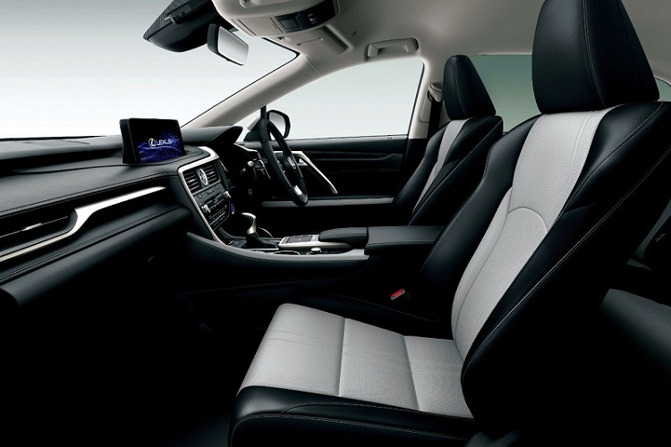 Bảng điều khiển trung tâm được ốp gỗ óc chó tối màu với màn hình thông tin giải trí đặt nổi và điểm nhấn đường kim loại sáng bóng.