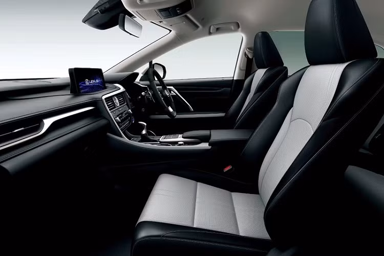 Bảng điều khiển trung tâm được ốp gỗ óc chó tối màu với màn hình thông tin giải trí đặt nổi và điểm nhấn đường kim loại sáng bóng.