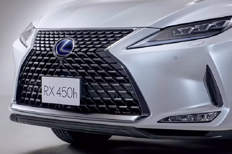 Ngoại thất xe “bật tông” với bộ lưới tản nhiệt mạ chrome sáng bóng, bộ mâm đa chấu 20 inch độc quyền tương tự Black Tourer, nửa dưới cản va trước cùng cản va sau màu đen. Khoang cabin được bọc da tông màu nâu chủ đạo với các đường chỉ khâu sáng màu tương phản .