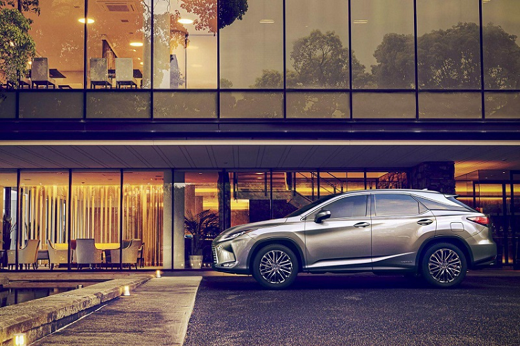 Hiện cả hai cấu hình Black Tourer và Elegant Tourer này mới chỉ được cung cấp cho khách hàng mua Lexus RX 2022 tại Nhật Bản với giá bán tương ứng là 6,3 triệu Yên (khoảng 1,26 tỷ đồng) và 7,71 triệu Yên (tương đương 1,55 tỷ đồng).