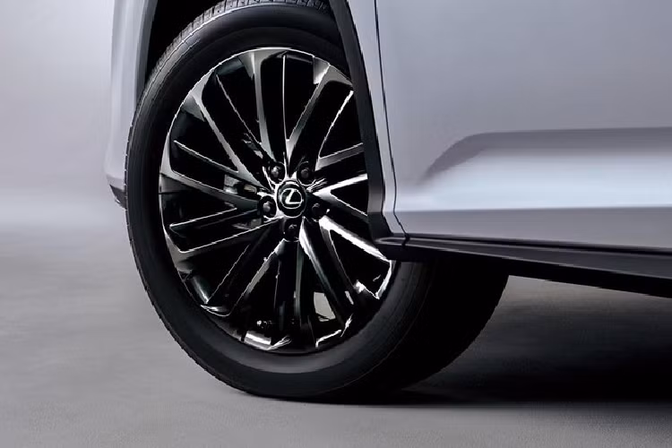 Cấu hình Black Tourer sẽ có mặt trên phiên bản Lexus RX300, trong khi Elegant Tourer chỉ có sẵn với phiên bản Lexus RX450h. Ngoài các thay đổi về thiết kế, cả Black Tourer và Elegant Tourer không có bất kỳ thay đổi nào về mặt cơ khí, vẫn là động cơ tăng áp 4 xy-lanh 2.0L mạnh 235 mã lực / 350 Nm (đối với RX300) và động cơ V6 3.5L kết hợp hai mô-tơ điện cho ra tổng công suất 308 mã lực / 335 Nm momen xoắn (đối với RX450h).