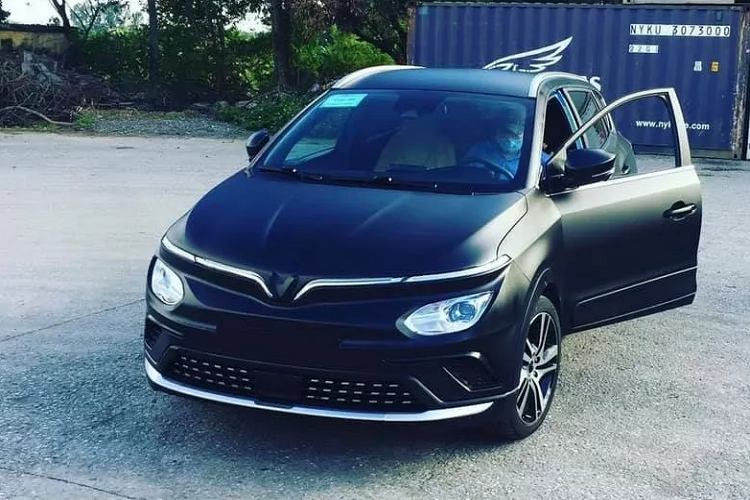 Mẫu xe ôtô điện VinFast VF e34 hoàn toàn mới vừa bị bắt gặp tại một trạm đăng kiểm phía Bắc. Phiên bản thực tế của xe có ngoại hình khác lạ hơn hẳn dưới lớp sơn đen, thay cho màu xanh dương mà mọi người thường thấy trước đây.