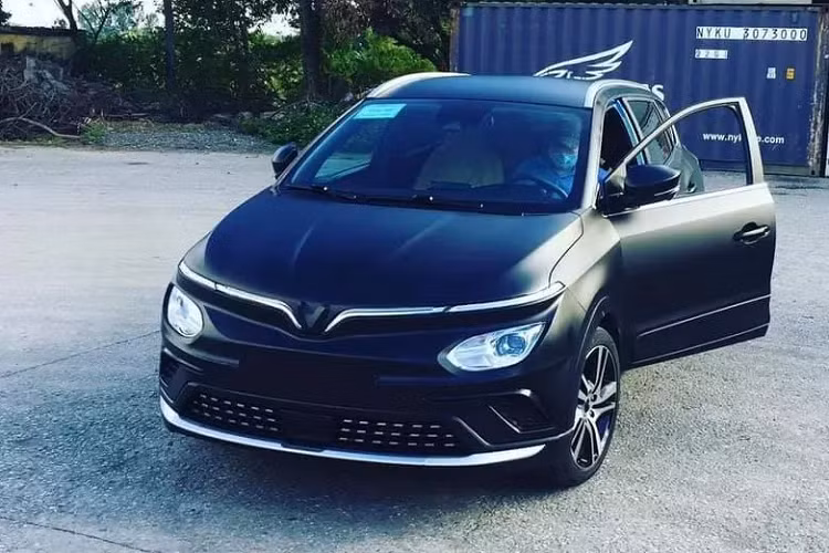 Mẫu xe ôtô điện VinFast VF e34 hoàn toàn mới vừa bị bắt gặp tại một trạm đăng kiểm phía Bắc. Phiên bản thực tế của xe có ngoại hình khác lạ hơn hẳn dưới lớp sơn đen, thay cho màu xanh dương mà mọi người thường thấy trước đây.