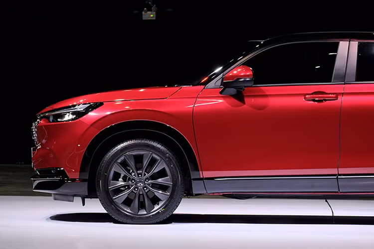 Ngoại thất của Honda HR-V thế hệ mới được thiết kế theo phong cách hiện đại, ít sự cầu kỳ. Xe được trang bị đèn pha LED, đèn hậu LED trải dài hiện đại hơn. Tùy thuộc vào phiên bản mà xe sẽ có những cấp độ trang trí khác nhau. “Dàn chân” lắp bộ mâm hợp kim kích thước 18 inch (225/50 R18), trang bị ăng-ten vây cá thể thao.