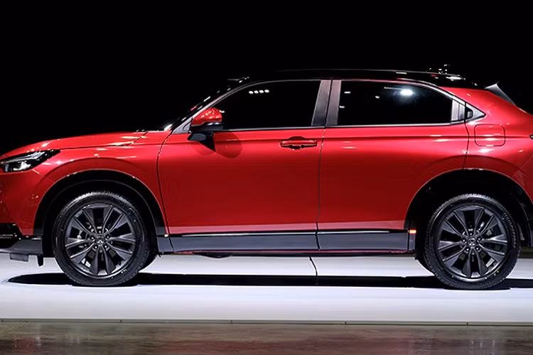 Honda HR-V 2022 thế hệ mới sở hữu kích thước DxRxC lần lượt: 4.385 x 1.790 x 1.590 mm Chiều dài cơ sở 2.610 mm. Khoảng sáng gầm xe 196 mm. So với thế hệ cũ, HR-V 2022 dài hơn 39 mm, cùng chiều rộng, thấp hơn 15 mm, trong khi chiều dài cơ sở vẫn giữ nguyên.