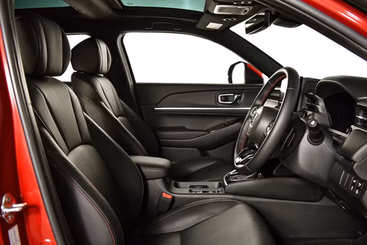 Honda HR-V thế hệ mới có thể sẽ sớm được đưa về Việt Nam vào năm sau. Thậm chí, HR-V thế hệ mới sẽ là mẫu xe đầu tiên của Honda Việt Nam sử dụng hệ truyền động hybrid. Trên thực tế, Honda HR-V không phải là dòng xe bán chạy của Honda Việt Nam. Dòng xe này hướng đến tệp khách hàng nhất định có yêu cầu cao trong phân khúc CUV cỡ B, chỉ mua về sử dụng phục vụ gia đình, không chạy dịch vụ.