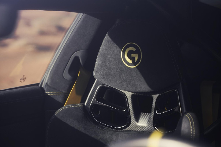 Khi chạy off-road, Marsien sẽ đổi sang bộ bánh khác với lốp chạy mọi địa hình. Tương tự ngoại thất và động cơ, nội thất của Marsien cũng được nâng cấp so với Porsche 911 Turbo S nguyên bản. Lấy cảm hứng thiết kế từ siêu xe nổi tiếng Porsche Carrera GT, nội thất của mẫu xế độ này đi kèm cụm điều khiển trung tâm làm bằng sợi carbon và được nâng cao lên. Thêm vào đó là tay nắm cửa theo phong cách của Porsche Carrera GT và nhiều chi tiết nội thất khác bằng sợi carbon như ốp bậc cửa. Ghế của xe được bọc da và đi kèm logo của hãng độ Marc Philipp Gemballa.