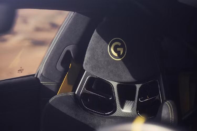 Khi chạy off-road, Marsien sẽ đổi sang bộ bánh khác với lốp chạy mọi địa hình. Tương tự ngoại thất và động cơ, nội thất của Marsien cũng được nâng cấp so với Porsche 911 Turbo S nguyên bản. Lấy cảm hứng thiết kế từ siêu xe nổi tiếng Porsche Carrera GT, nội thất của mẫu xế độ này đi kèm cụm điều khiển trung tâm làm bằng sợi carbon và được nâng cao lên. Thêm vào đó là tay nắm cửa theo phong cách của Porsche Carrera GT và nhiều chi tiết nội thất khác bằng sợi carbon như ốp bậc cửa. Ghế của xe được bọc da và đi kèm logo của hãng độ Marc Philipp Gemballa.