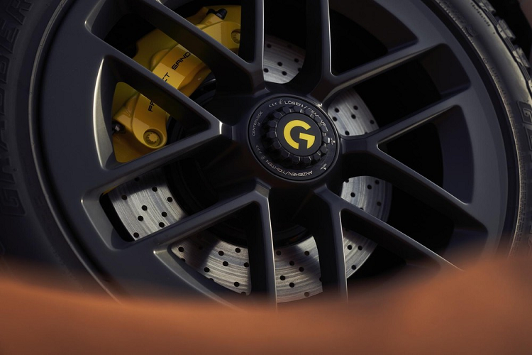 Nhờ đó, khối động cơ này tạo ra công suất tối đa 740 mã lực. Nếu muốn, khách hàng có thể mua Marsien với động cơ mạnh 818 mã lực và mô-men xoắn cực đại 930 Nm. Động cơ đồng hành với hệ thống xả siêu nhẹ Akrapovic, hộp số tự động ly hợp kép 8 cấp và giúp xe có thể tăng tốc từ 0-100 km/h trong thời gian chỉ 2,6 giây trước khi đạt vận tốc tối đa 330 km/h. Tất nhiên, xe chỉ có thể đạt thông số vận hành ấn tượng này nếu dùng lốp chạy phố Michelin Ultra High-Performance.