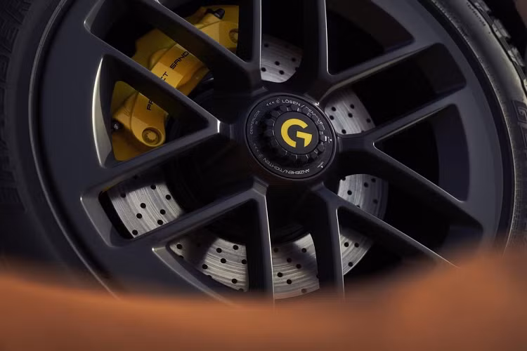 Nhờ đó, khối động cơ này tạo ra công suất tối đa 740 mã lực. Nếu muốn, khách hàng có thể mua Marsien với động cơ mạnh 818 mã lực và mô-men xoắn cực đại 930 Nm. Động cơ đồng hành với hệ thống xả siêu nhẹ Akrapovic, hộp số tự động ly hợp kép 8 cấp và giúp xe có thể tăng tốc từ 0-100 km/h trong thời gian chỉ 2,6 giây trước khi đạt vận tốc tối đa 330 km/h. Tất nhiên, xe chỉ có thể đạt thông số vận hành ấn tượng này nếu dùng lốp chạy phố Michelin Ultra High-Performance.