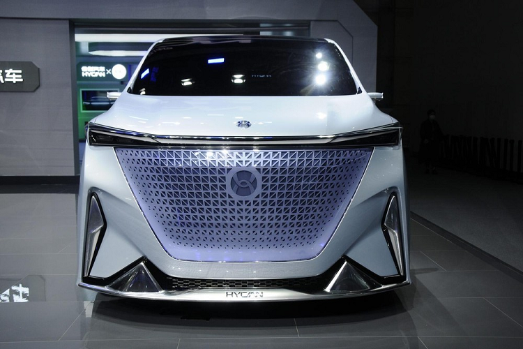 Ở những vị trí khác, Concept-M có đèn pha kiểu thể thao mạnh mẽ với thanh đèn LED trải hết chiều rộng. Nhà sản xuất ô tô Trung Quốc cũng đã thiết kế một bộ cản va đặc biệt dữ dằn với các góc sắc cạnh, những điểm nhấn màu bạc, và một bộ chẻ gió lớn.