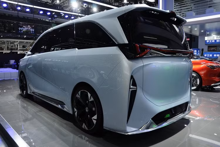 Nội thất của mẫu concept thú vị này chưa được hé lộ tại Triển lãm Ô tô Quảng Châu nhưng nó dường như sẽ có bảng đồng hồ màn LCD cỡ lớn và vô lăng đa năng 3 chấu, những chi tiết đang thịnh hành đối với xe Trung Quốc.