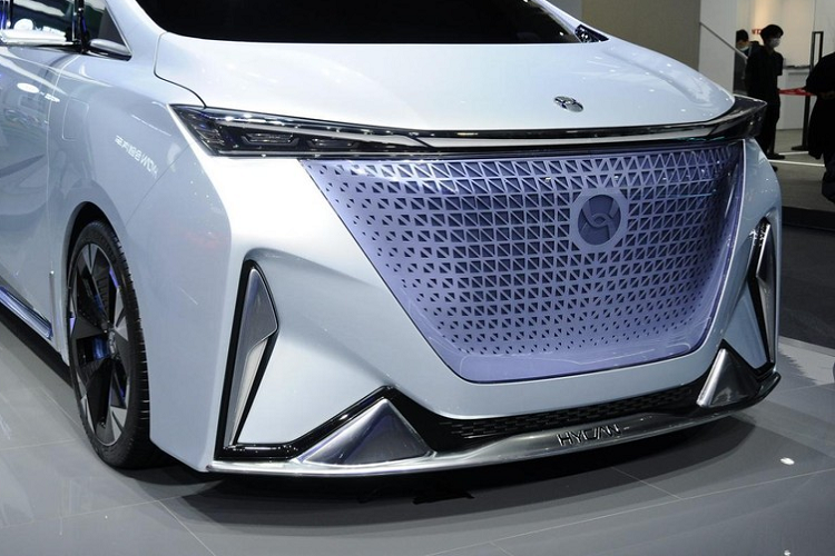 Nhìn từ bên hông, mẫu MPV chạy điện thuần túy nằm trên các la-zăng lớn màu đen và bạc, đồng thời có thanh ốp phía dưới được hoàn thiện trong màu xanh lam. Hơn nữa, nó cũng có những gương chiếu hậu bên rất nhỏ, có lẽ là camera chứ không phải gương thông thường.