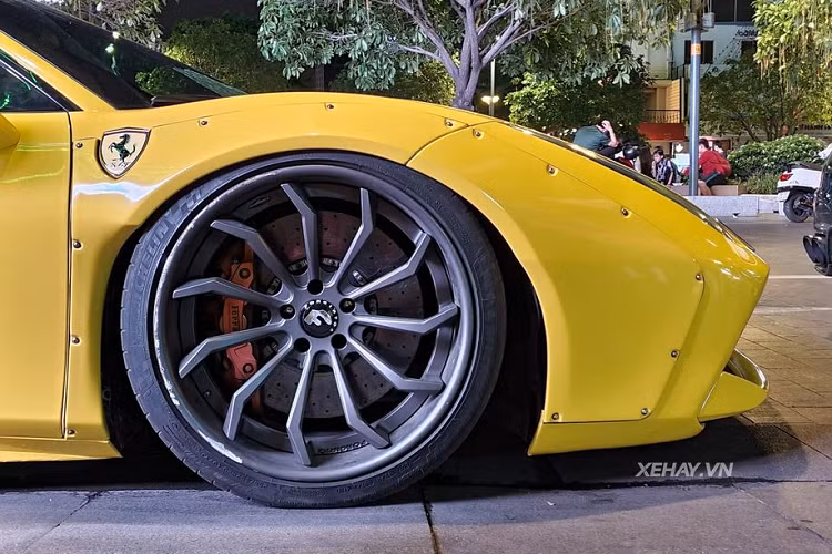 Đúng như tên gọi, điểm nổi bật trên siêu phẩm Ferrari 488 GTB này chính tới từ gói độ Liberty Walk đình đám của Nhật Bản. Chưa hết, xe còn được trang bị thêm phần cánh gió của gói nâng cấp Novitec Torado, hệ thống treo khí nén của AirRex với khả năng nâng/hạ gầm, bộ vành Forgiato kèm theo hệ thống phanh bằng carbon ceramic, kẹp phanh Brembo Ferrari sơn màu cam đồng cũng đặc biệt không kém