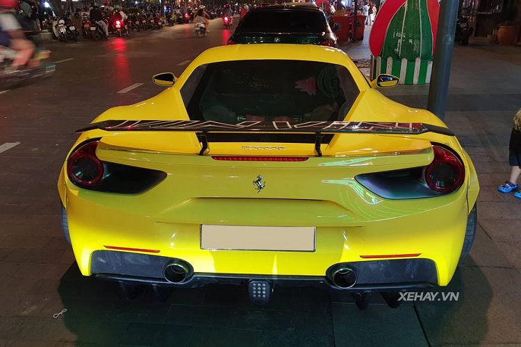 Siêu phẩm Ferrari 488 GTB độ Liberty Walk trong bài viết hiện nay đang thuộc sở hữu của một doanh nhân hoạt động trong lĩnh vực làm đẹp ở TP.Hồ Chí Minh. Điểm đặc biệt của xe nằm ở gói độ Liberty Walk đình đám của Nhật Bản cộng thêm hàng loạt trang bị hàng hiệu được chủ cũ lắp thêm.