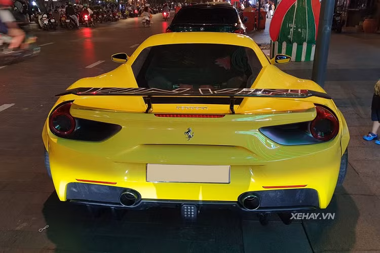 Siêu phẩm Ferrari 488 GTB độ Liberty Walk trong bài viết hiện nay đang thuộc sở hữu của một doanh nhân hoạt động trong lĩnh vực làm đẹp ở TP.Hồ Chí Minh. Điểm đặc biệt của xe nằm ở gói độ Liberty Walk đình đám của Nhật Bản cộng thêm hàng loạt trang bị hàng hiệu được chủ cũ lắp thêm.