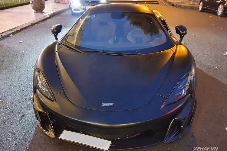 Nhờ đó, siêu phẩm này có thể tăng tốc từ 0 - 100 km/h chỉ trong 3,2 giây trước khi đạt vận tốc tối đa 328 km/h. Mức giá xe McLaren 570S vào năm 2019 khoảng hơn 12 tỷ đồng.