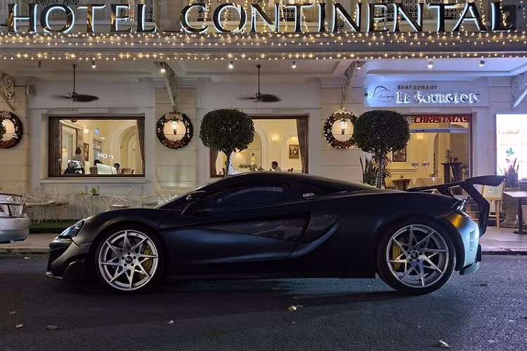 "Trái tim" của McLaren 570S là khối động cơ V8 tăng áp kép 3.8l, sản sinh công suất 562 mã lực và 600 Nm mô-men xoắn.