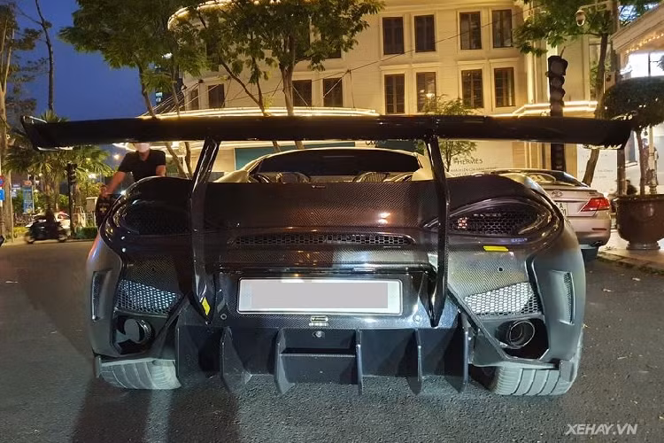 Theo tìm hiểu, siêu phẩm McLaren 570S của CEO 9X đã được độ gói body-kit Vorsteiner 570-VX với một số chi tiết mới như cánh gió cỡ lớn phía đuôi xe, ốp trang trí thân và đuôi xe bằng sợi carbon cùng bộ khuếch tán sau cực hầm hố.