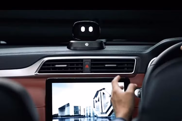 Ngoài ra, bản Smart còn có gói phụ kiện ngoại thất màu đen Brit Dynamic, mang đến thiết kế thể thao hơn. Cao cấp nhất là bản Sharp với cùm phanh màu đỏ trên 4 bánh, bộ vành hợp kim 17 inch với thiết kế tua-bin, cửa sổ trời toàn cảnh Panorama 2 mảnh, cần gạt nước tự động, camera 360 độ, ghế lái chỉnh điện 6 hướng, hệ thống cảnh báo điểm mù, hỗ trợ lùi xe, hỗ trợ chuyển làn đường và cảnh báo phương tiện cắt ngang khi lùi.