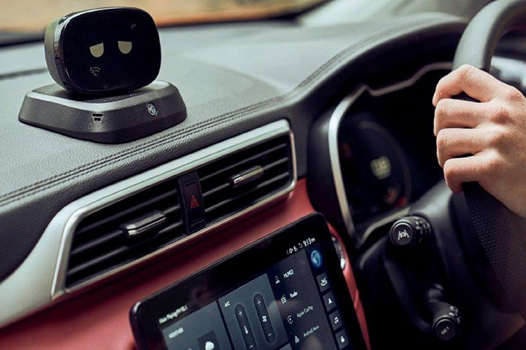 Trong khi đó, hệ thống hỗ trợ lái bán tự động cấp độ 2 (ADAS) là trang bị tùy chọn dành cho bản Sharp này. Dùng radar tầm trung và camera, công nghệ ADAS của mẫu SUV này bao gồm những tính năng như kiểm soát hành trình thích ứng, cảnh báo va chạm phía trước, phanh khẩn cấp tự động, hỗ trợ giữ làn đường, cảnh báo chệch làn đường, ngăn chệch làn đường, kiểm soát đèn pha thông minh, hỗ trợ lùi cũng như tốc độ...