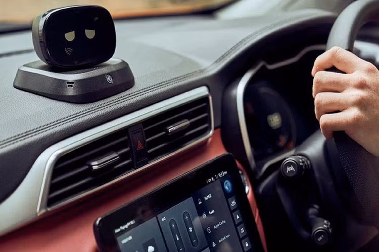 Trong khi đó, hệ thống hỗ trợ lái bán tự động cấp độ 2 (ADAS) là trang bị tùy chọn dành cho bản Sharp này. Dùng radar tầm trung và camera, công nghệ ADAS của mẫu SUV này bao gồm những tính năng như kiểm soát hành trình thích ứng, cảnh báo va chạm phía trước, phanh khẩn cấp tự động, hỗ trợ giữ làn đường, cảnh báo chệch làn đường, ngăn chệch làn đường, kiểm soát đèn pha thông minh, hỗ trợ lùi cũng như tốc độ...